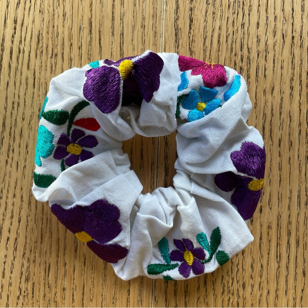 Scrunchie - embroidered - NEW